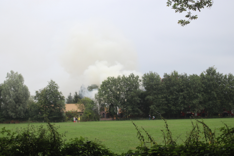 Uitslaande brand in woning met rieten kap
