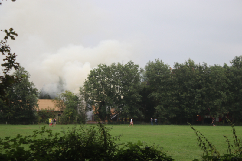 Uitslaande brand in woning met rieten kap