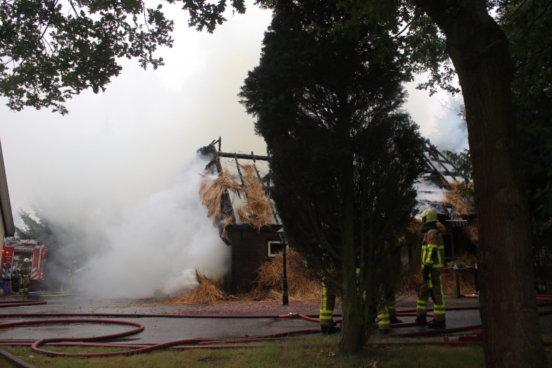 Uitslaande brand in woning met rieten kap