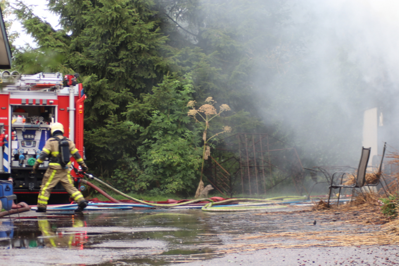 Uitslaande brand in woning met rieten kap