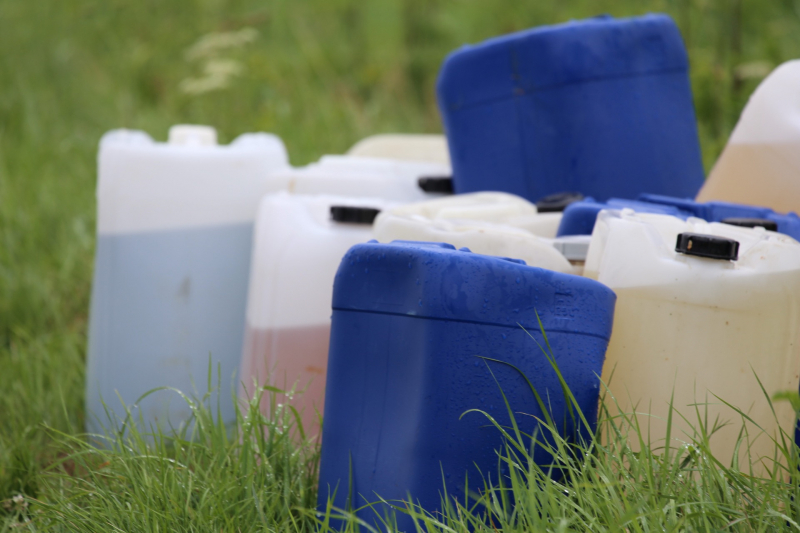 Vele vaten en jerrycans gedumpt