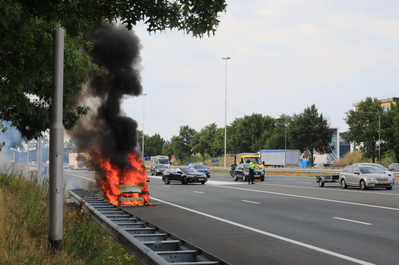 Voertuig volledig uitgebrand