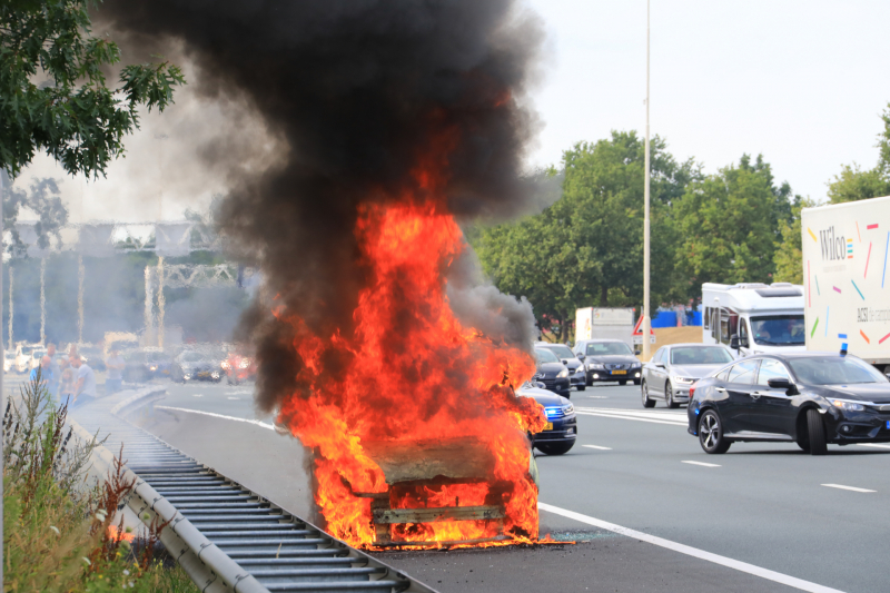 Voertuig volledig uitgebrand