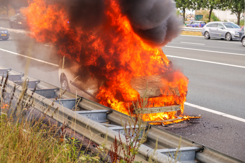 Voertuig volledig uitgebrand