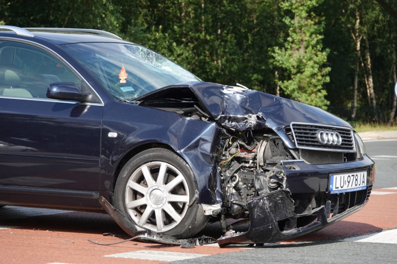 Motorrijder zwaargewond bij aanrijding met auto