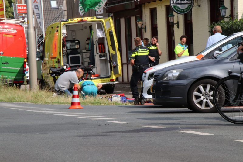 Motorrijder zwaargewond bij aanrijding met auto