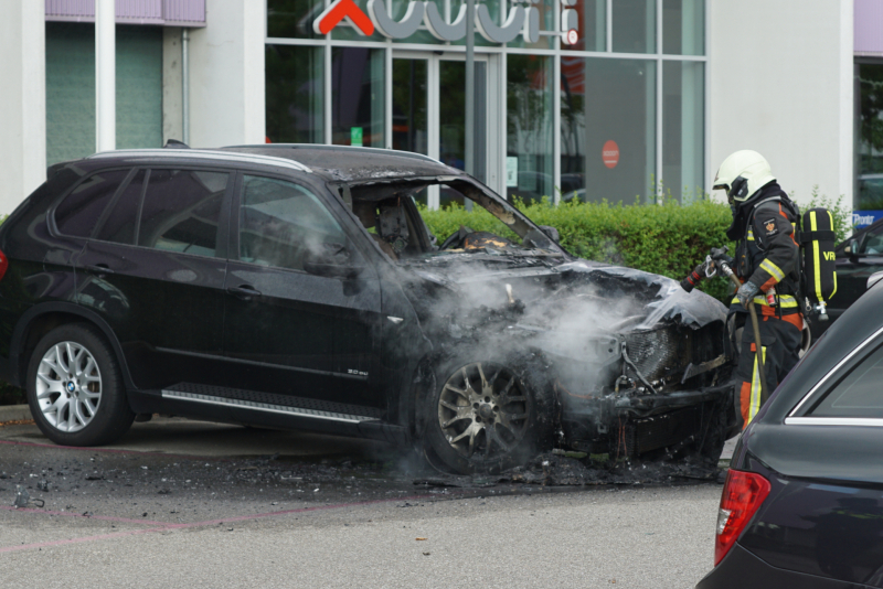 Auto verwoest door brand