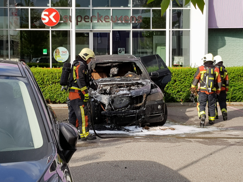 Auto verwoest door brand