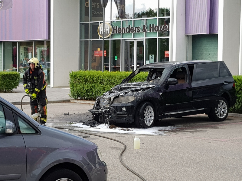 Auto verwoest door brand