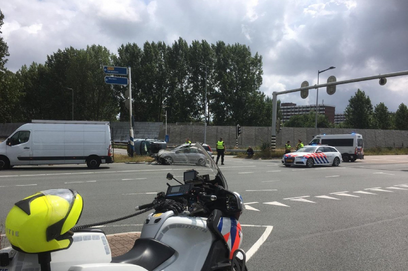 Auto slaat over de kop bij aanrijding