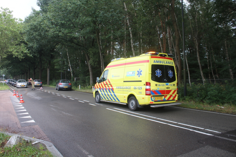 Auto botst tegen boom