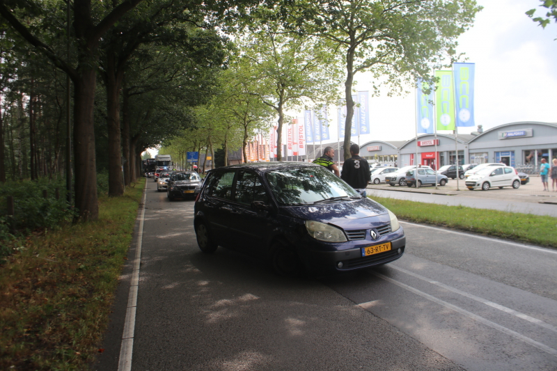 Auto botst tegen boom