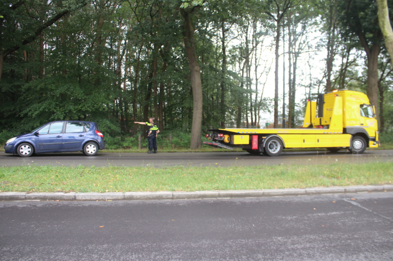 Auto botst tegen boom