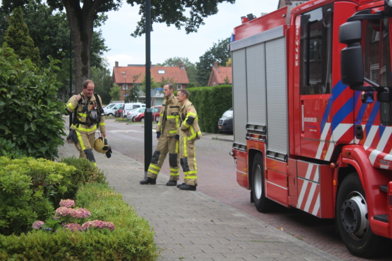 Vreemde lucht in woning, brandweer doet metingen