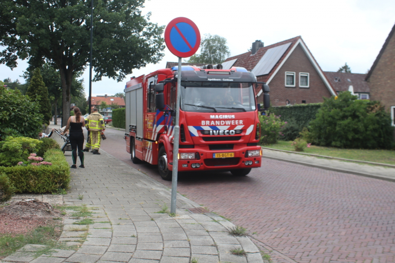 Vreemde lucht in woning, brandweer doet metingen