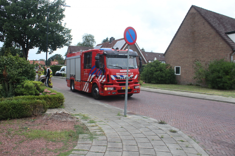 Vreemde lucht in woning, brandweer doet metingen