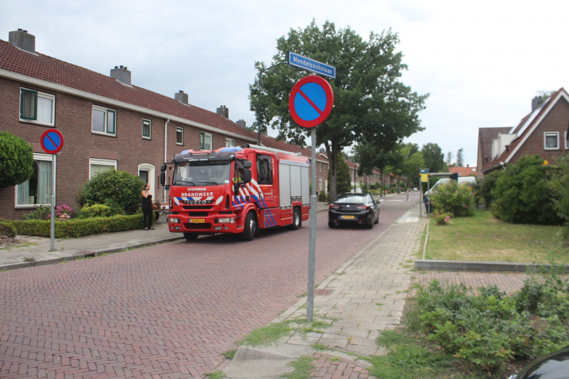 Vreemde lucht in woning, brandweer doet metingen