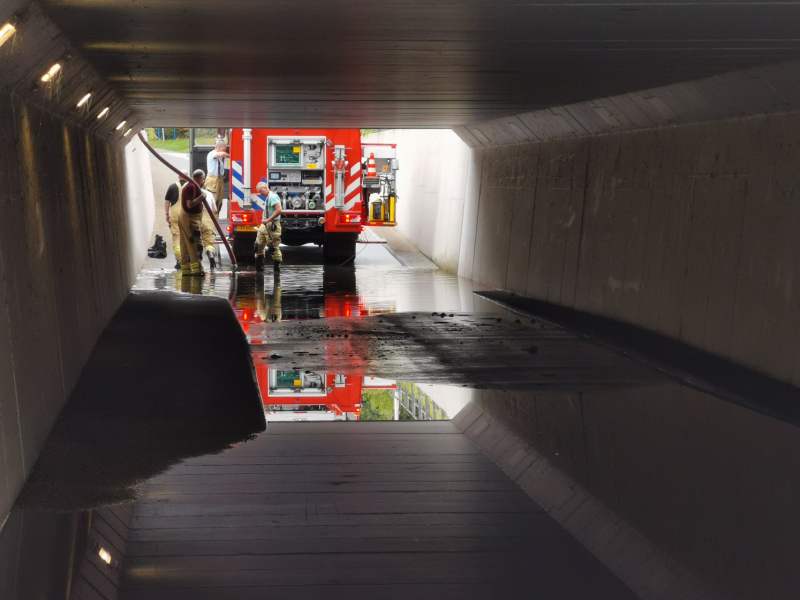 Fietstunnel onder gelopen na hevige regenval