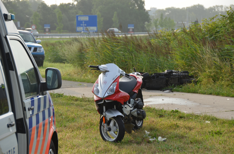 Twee scooterrijders botsen frontaal op dijk