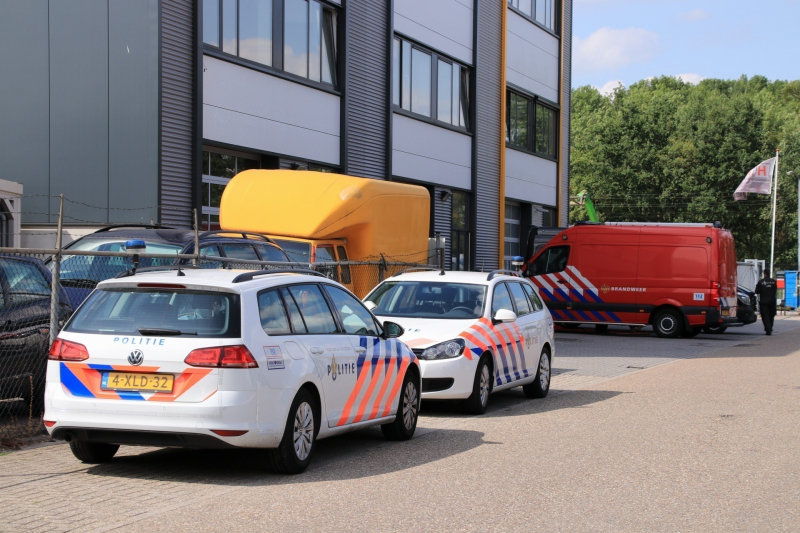 Zwaarbewapende agenten na aantreffen drugslab