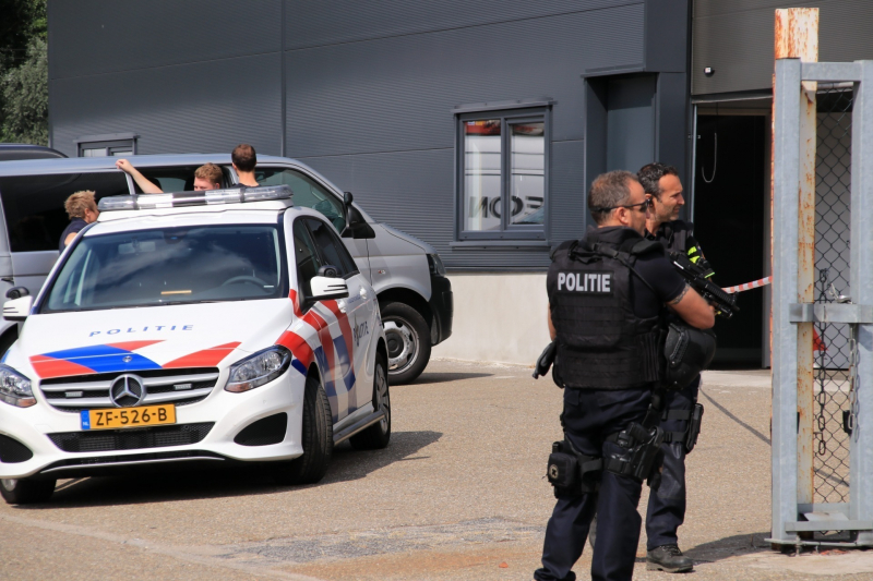 Zwaarbewapende agenten na aantreffen drugslab