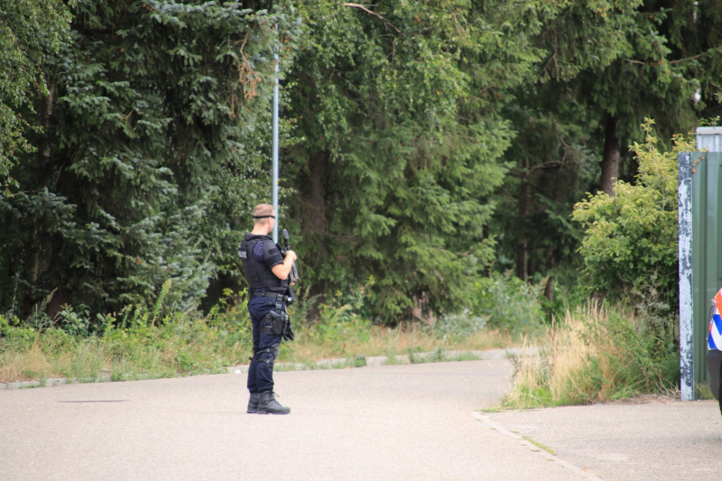 Zwaarbewapende agenten na aantreffen drugslab