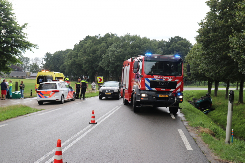 Auto vliegt uit de bocht en belandt op dak