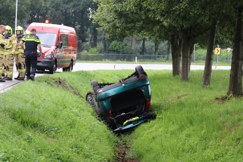 Auto vliegt uit de bocht en belandt op dak