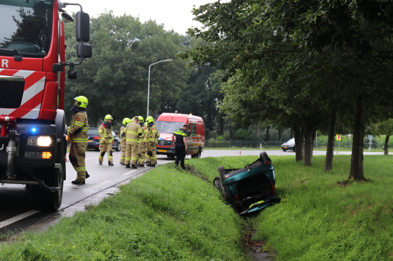 Auto vliegt uit de bocht en belandt op dak