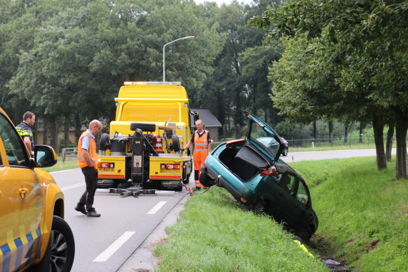Auto vliegt uit de bocht en belandt op dak