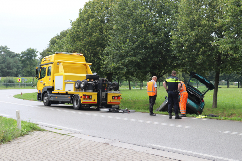 Auto vliegt uit de bocht en belandt op dak