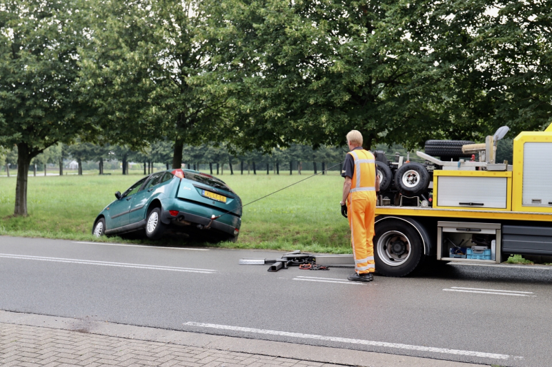 Auto vliegt uit de bocht en belandt op dak
