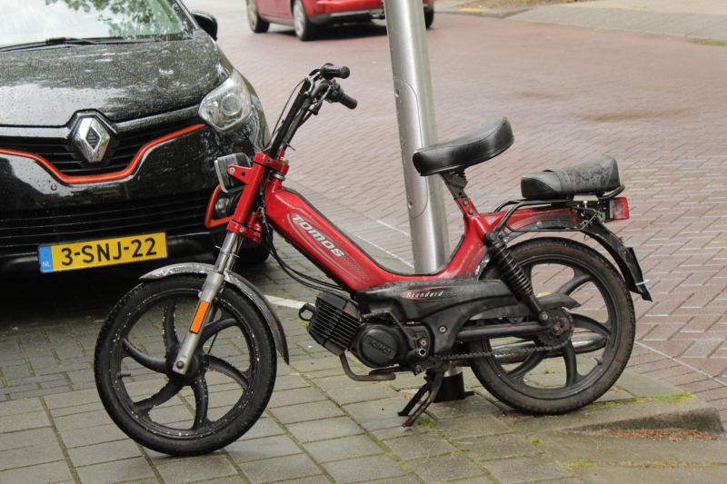 Scooterrijder onderuit en raakt gewond