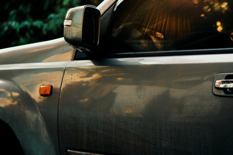 Vrouw uit auto getrokken