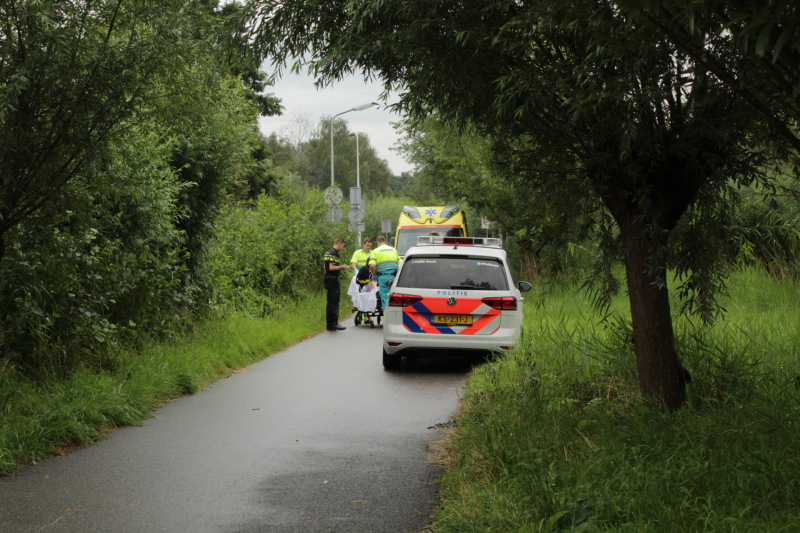 Jonge vrouw gewond na val van fiets