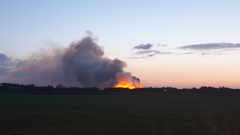 Grote brand in berg groenafval van groenrecyclingbedrijf Wagro