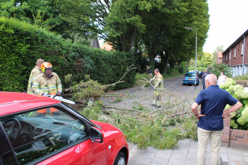 Omgevallen boom blokkeert straat