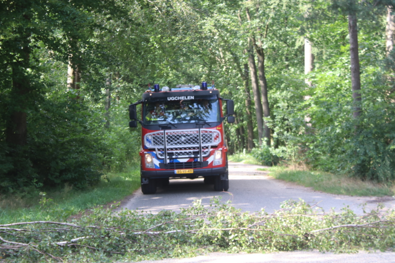 Deel boom blokkeert weg