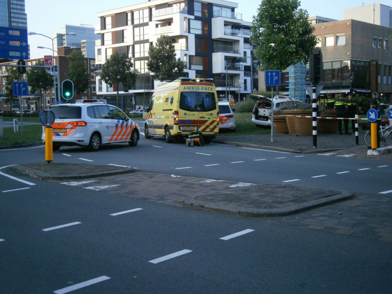 Man valt uit raam van derde etage