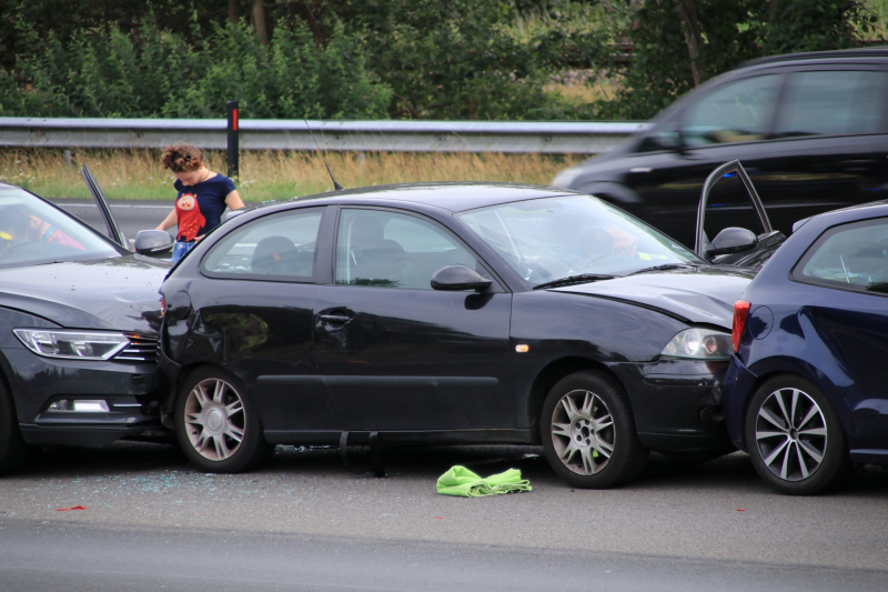 Vier auto's betrokken bij kop-staartaanrijding