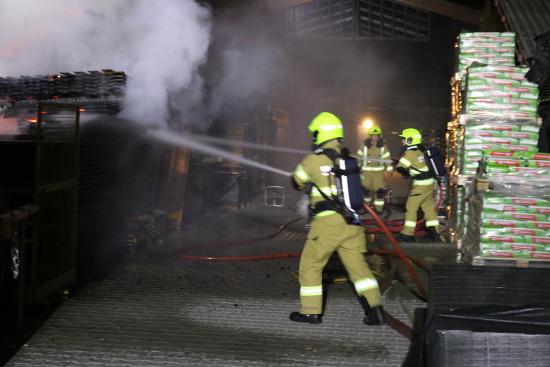 Brand in veranda slaat over naar houthandel