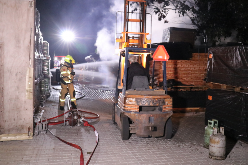 Brand in veranda slaat over naar houthandel