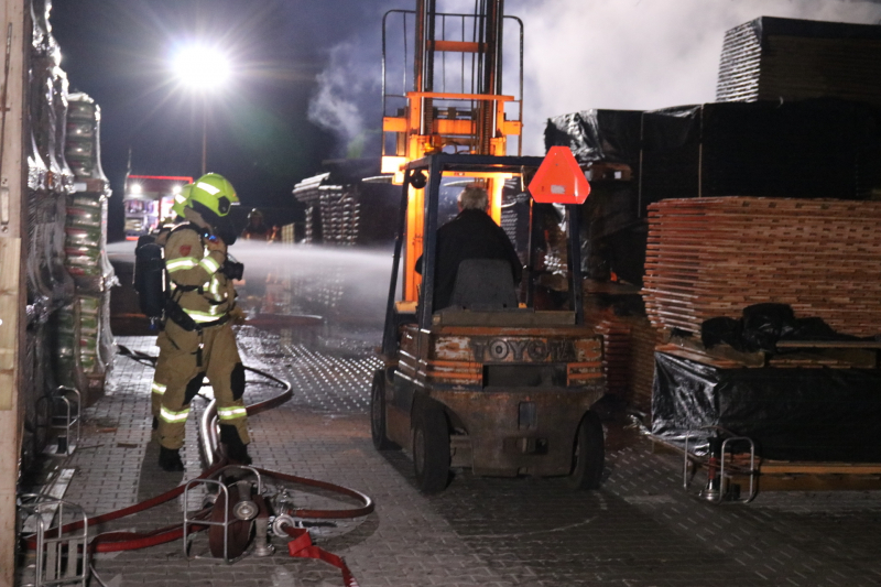 Brand in veranda slaat over naar houthandel