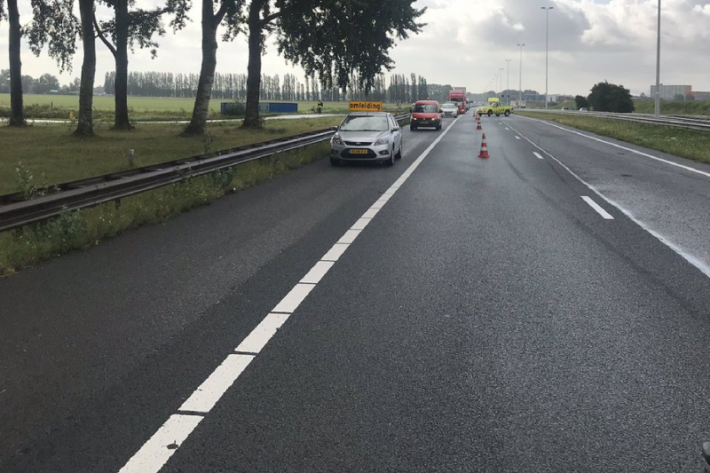 Bestelbus en vrachtwagen botsen op snelweg
