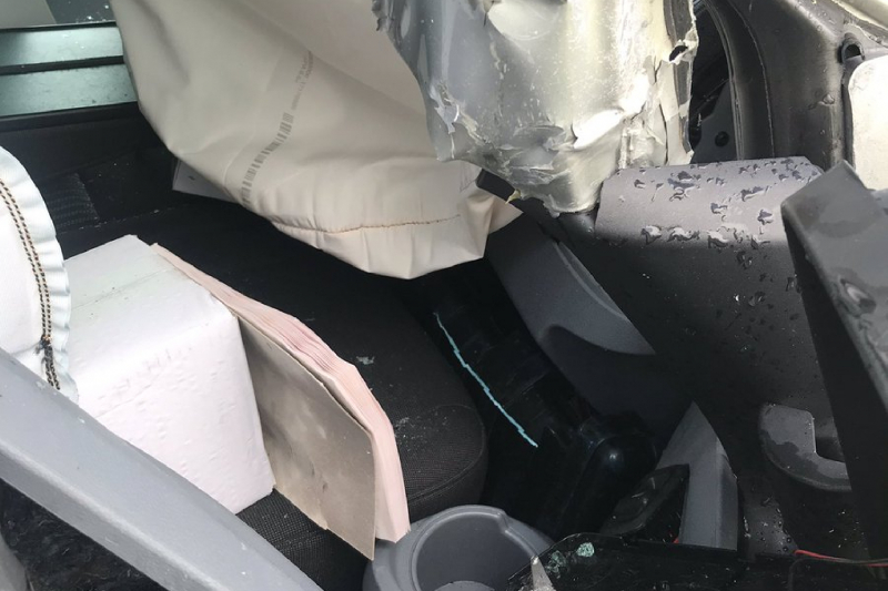 Bestelbus en vrachtwagen botsen op snelweg