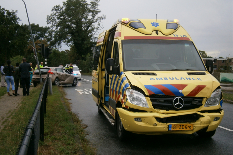 Ambulance botst op auto