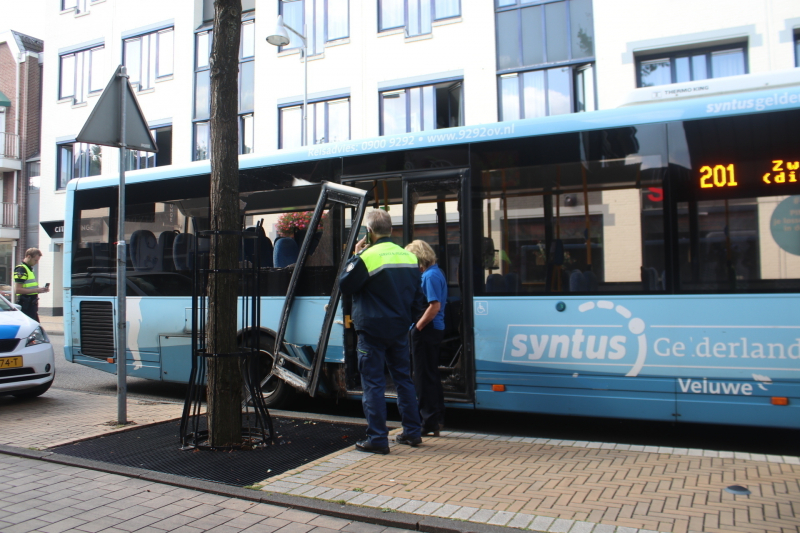 Stadsbus botst met auto