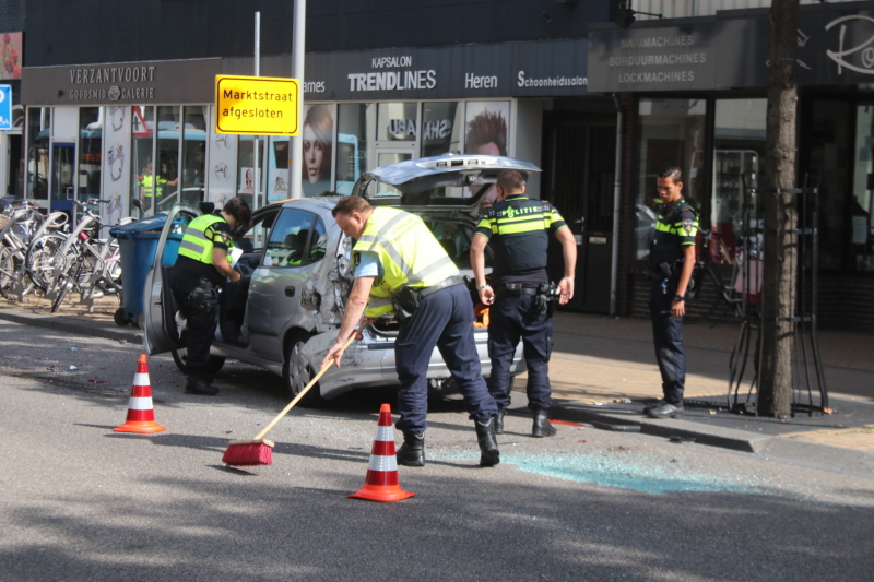 Stadsbus botst met auto