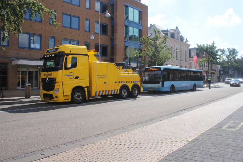 Stadsbus botst met auto