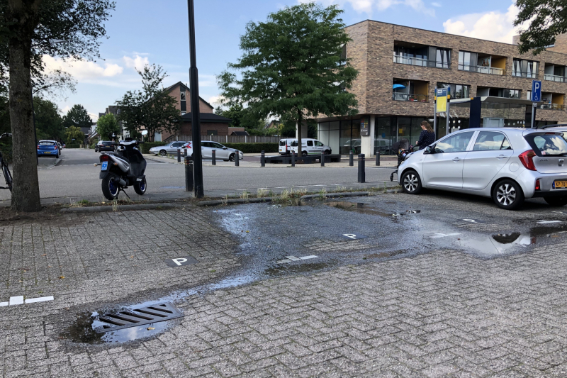 Parkeerplaats blank door kapotte waterleiding